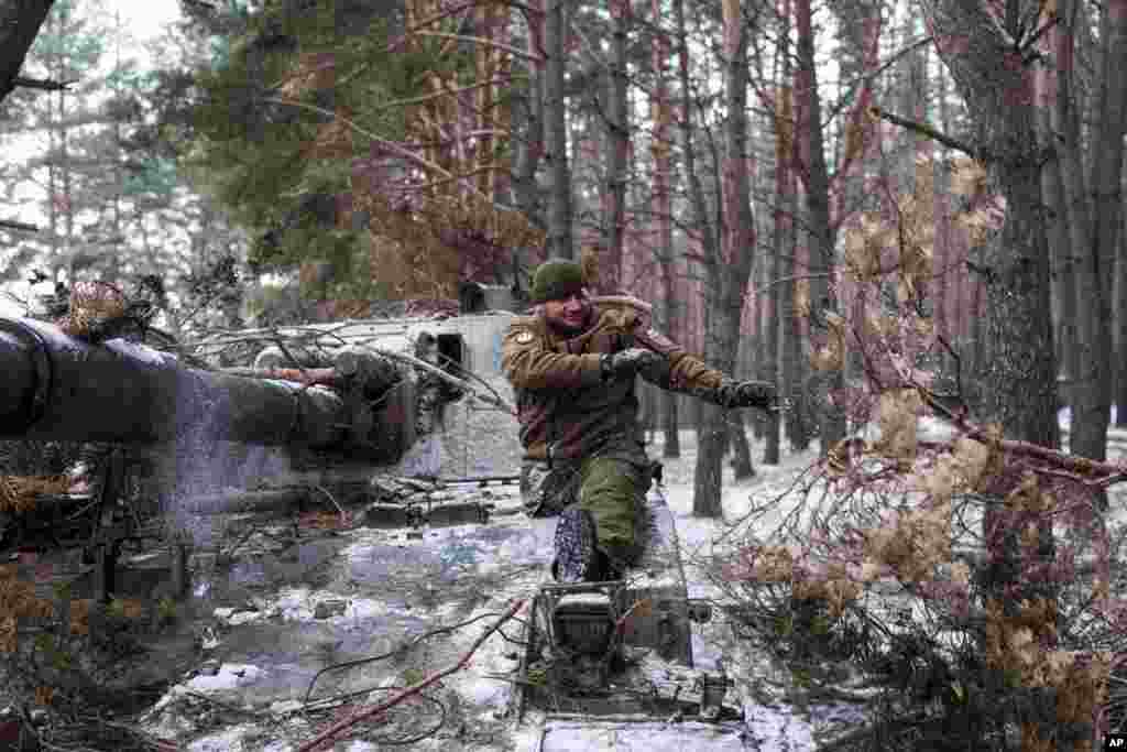 Военный 127-й бригады Леонид Лобчук потерял ногу во время военных действий на востоке Украины еще в 2015 году. Сейчас он находится на позициях в Харьковской области. 10 февраля 2025 года.